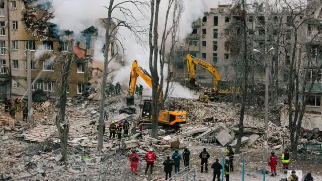 Спасатели работают на месте разрушенного ракетным ударом дома
