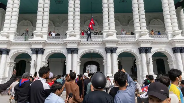 प्रधानमन्त्री कार्यालयमा प्रदर्शनकारीहरू