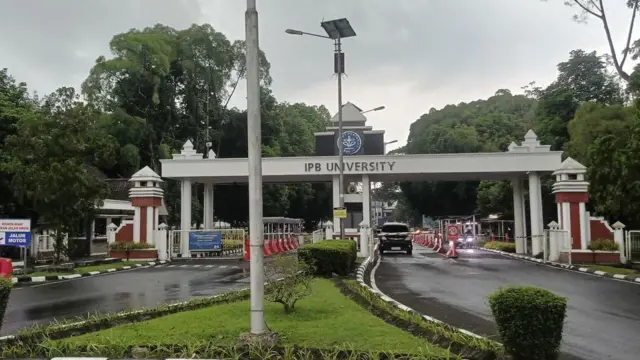 Penampakan pintu utama IPB Univeristy Dramaga, Kabupaten Bogor, Selasa (14/05).
