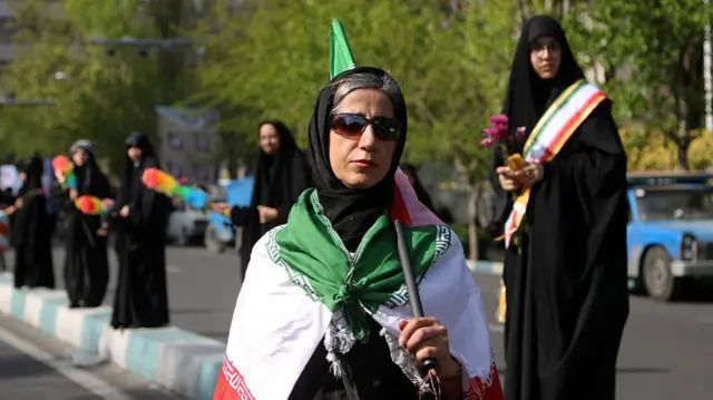 Mujeres manifestándose en Teherán este martes.