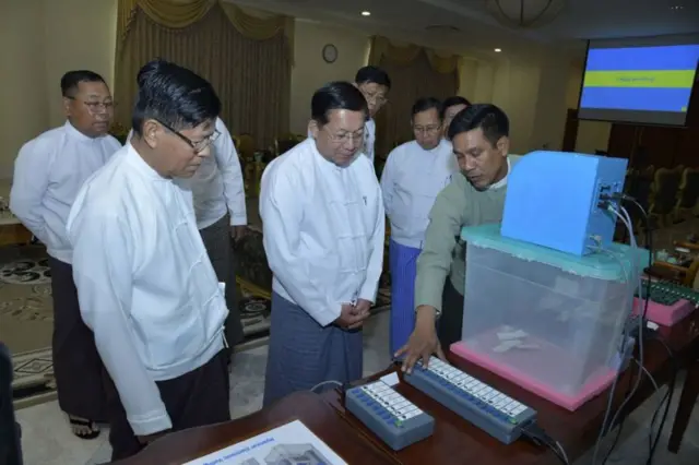 မဲပေးစက်ကို ကြည့်ရှုနေတဲ့ ဗိုလ်ချုပ်မှူးကြီးမင်းအောင်လှိုင်