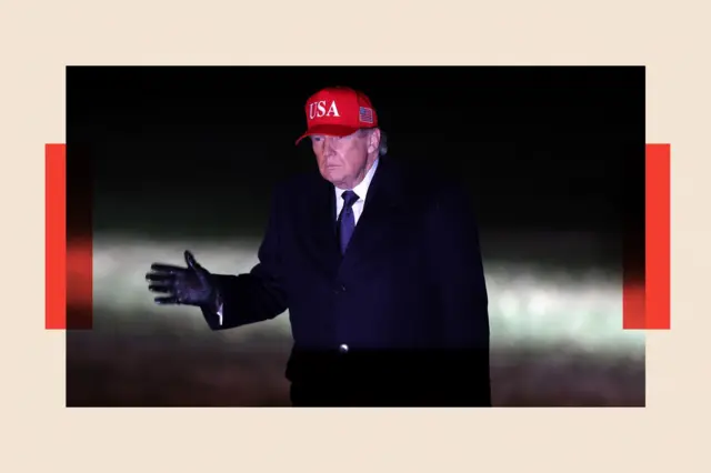 El presidente de Estados Unidos, Donald Trump, camina por el jardín sur mientras regresa a la Casa Blanca.