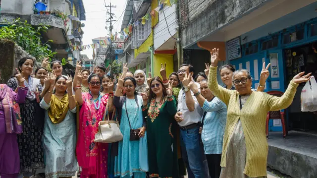 ভোট দিয়ে উচ্ছ্বসিত নারী ভোটাররা