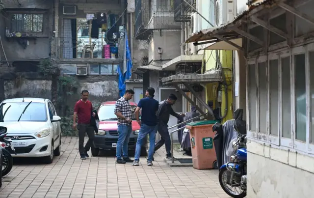 বান্দ্রায় সাইফ আলি খানের বাড়ির আশেপাশে ক্রাইম ব্রাঞ্চের তল্লাসি চলছে