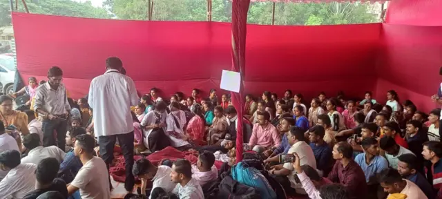 उपोषणाला बसलेले विद्यार्थी