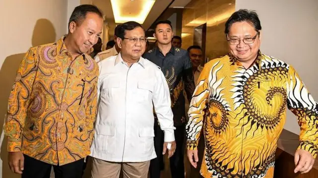 Agus Gumiwang (kiri) dan Airlangga Hartarto (kanan) mengapit Prabowo Subianto pada 2019 lalu.