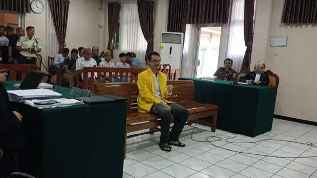 Daniel Frits Maurits Tangkilisan dituntut hukuman 10 bulan kurungan.