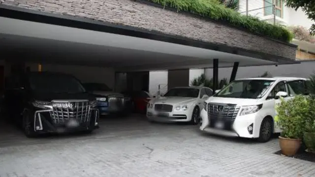 দামি গাড়ি ও বিলাসবহুল গাড়ি জব্দ করা হয়।