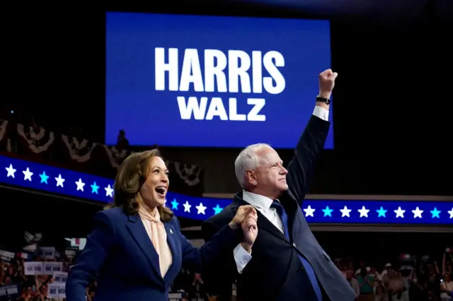 Kamala Harris fi Tim Walz hiriira duula filannoo Filadelfiyaa, Pensilvaaniyaa keessatti gaggeeffame irratti namoota walitti qabamaniin gammachuu isaanii dhaga’ameef deebii kennan. Lamaan isaanii harka wal qabatanii yeroo Walz iskiriinii maqaa isaanii qabu jalatti fiigicha ol kaasu.