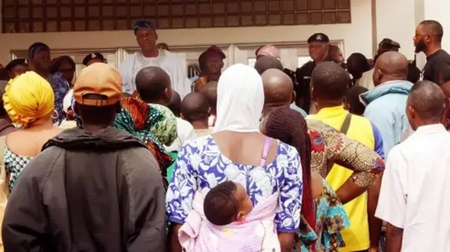 Aworan Soun nibi ti o ti n ba awọn eeyan naa sọrọ.