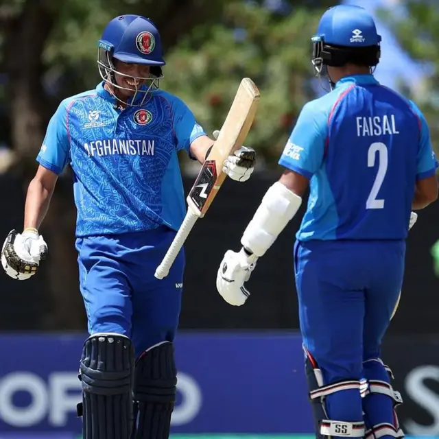 فیصل شینوزاده او خالد احمدزي د خوښۍ په ډول یو بل ته بېټونه ور وړاندې کړي دي.