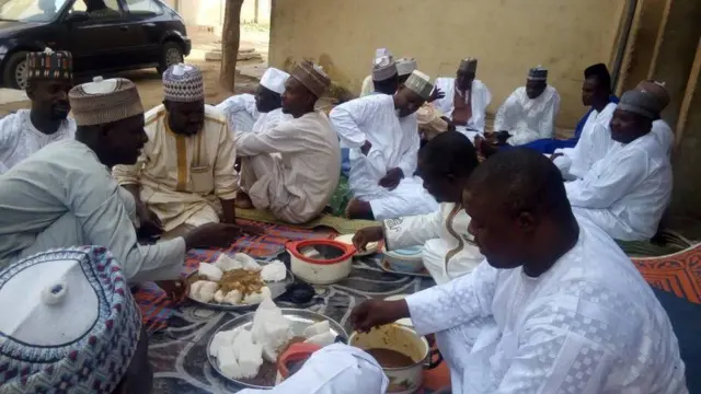 Wasu magidanta ke cin abincin Sallah a Kano