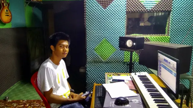 ဧရာဗေဒါအဖွဲ့ခေါင်းဆောင်လို့ သိရှိကြတဲ့ ကိုစံလင်းစံဟာ စစ်အာဏာမသိမ်းခင်က လူမှုကွန်ယက်စာမျက်နှာမှာ ကျော်ကြားခဲ့တဲ့ “မုန်းမေ့မရ” ဆိုတဲ့ သီချင်းကို ရေးသားသီဆိုတဲ့ အဆိုတော် တစ်ဦးလည်းဖြစ်ပါတယ်။ 