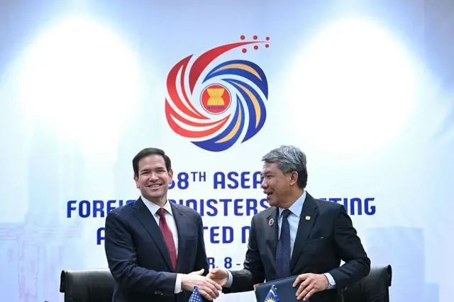 Ngoại trưởng Mỹ Marco Rubio (trái) và người đồng cấp Malaysia Mohamad Hasan bắt tay nhau tại Hội nghị Bộ trưởng Ngoại giao ASEAN lần thứ 58 tại Kuala Lumpur vào ngày 10/7/2025