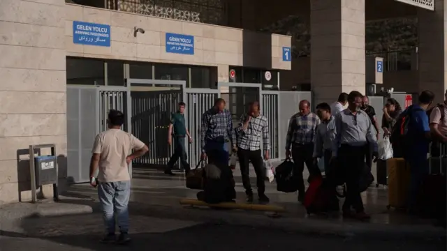 Sınırda İran'dan Türkiye'ye ulaşan insanlar