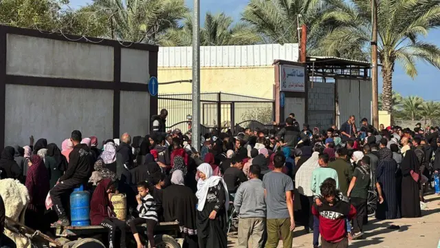 المئات يصطفون للحصول على غاز الطهي في مدينة دير البلح وسط قطاع غزة