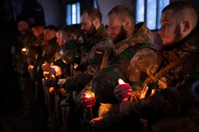 ရုရှားတပ်ဖွဲ့တွေရဲ့ထိုးစစ်ဆင်မှုတွေရှိနေတဲ့ ကုပီယန့်စ်ခ်မြို့အပြင်မှာ ခရစ္စမတ်ပွဲ ဆင်နွှဲနေကြတဲ့ ယူကရိန်းစစ်သားတွေ 