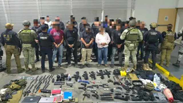 Imagen de Secretaría de Seguridad Pública de Michoacán de los detenidos y las armas requisadas en el operativo en Vista Hermosa, Michoacán, México, el 24 de septiembre de 2025.