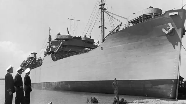 Durante la Segunda Guerra Mundial, Estados Unidos como parte del proyecto del gobierno envió a construir bloques continuos de buques de carga totalmente soldados, los “Liberty Ship”.