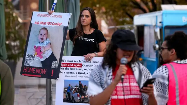 Произраильская протестующая рядом с акцией в поддержку Палестины в Гарварде в октябре 2024 года
