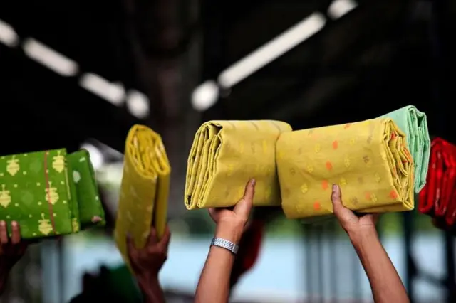 জামদানি শাড়ি, যা ২০১৬ সালে বাংলাদেশের জি-আই সনদ পায়।