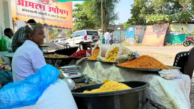 अंतरवालीत लागलेले खाद्यपदार्थांची दुकानं