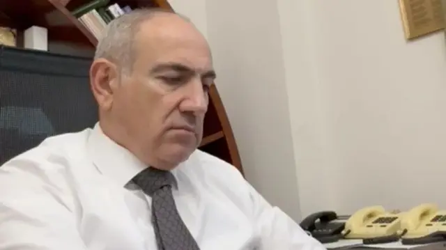 Сүрөттө: Видеолордо Пашинян үн катпастан, кээде ойлуу түр менен музыка угуп отурат.