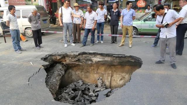 Um grande buraco na estrada em Zhengzhou, causado por subsidência