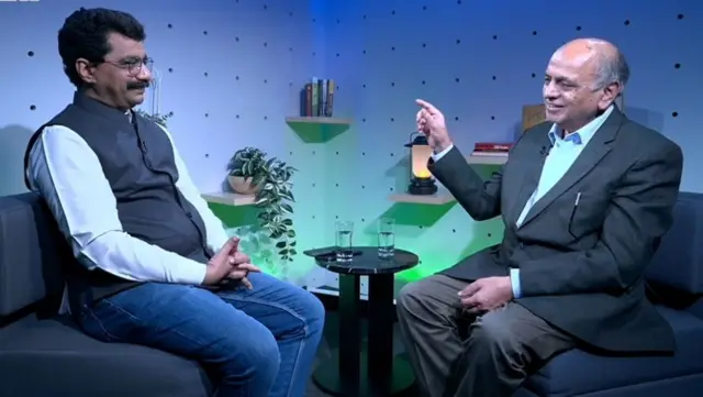 ज्येष्ठ विचारवंत, साहित्यिक आणि भाषा-अभ्यासक डॉ. गणेश देवी यांच्यासोबत बीबीसी मराठीचे संपादक अभिजीत कांबळे