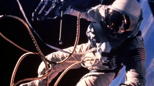 Amerykański astronauta Ed White (1930-1967) podczas spaceru kosmicznego w ramach misji Gemini 4 NASA, 3 czerwca 1965 r. (Zdjęcie: Photo12/UIG/Getty Images)
