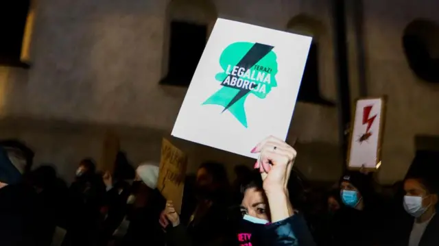 Kobieta trzyma transparent z napisem „Legalna aborcja” podczas demonstracji przeciwko zaostrzeniu prawa aborcyjnego w Polsce. Kraków, 7 listopada 2020 roku. Protest został zorganizowany przez Strajk Kobiet po tym, jak polski Trybunał Konstytucyjny orzekł, że aborcja z powodu wad płodu jest niezgodna z konstytucją, co de facto prowadzi kraj do niemal całkowitego zakazu terminacji ciąży.