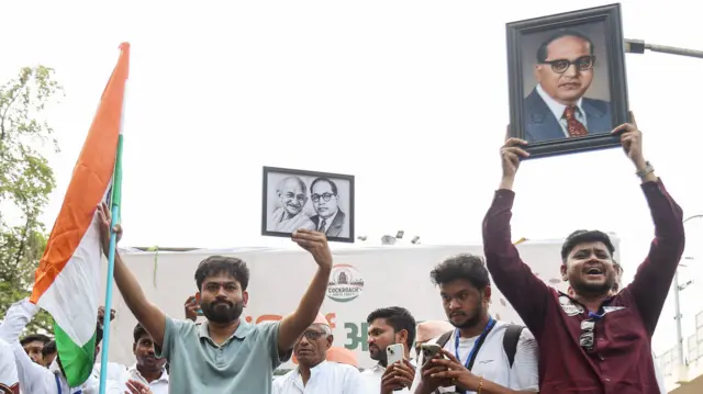 इस आंदोलन में सिर्फ़ डॉ. आंबेडकर ही नहीं थे. भगत सिंह, महात्मा फुले, सावित्रीबाई फुले और महात्मा गांधी की तस्वीरें भी बड़ी संख्या में दिखाई दीं