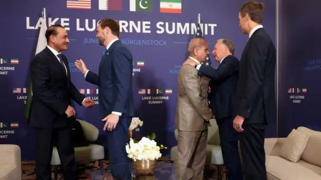 نائب الرئيس الأمريكي جيه دي فانس مع قائد الجيش الباكستاني عاصم منير (يسار) ورئيس الوزراء الباكستاني شهباز شريف يصافح ستيف ويتكوف بينما يتطلع إليهما جاريد كوشنر