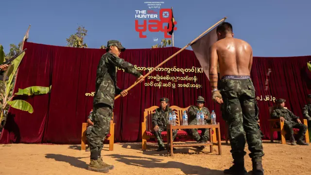 လူငယ်တွေနဲ့အတူ တိုက်ပွဲမြေပြင်မှာရှိနေတဲ့ ဆရာကျောင်း