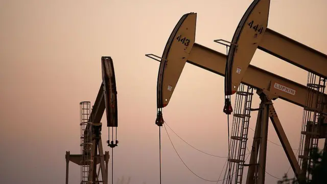 Varias plataformas extraen petróleo.