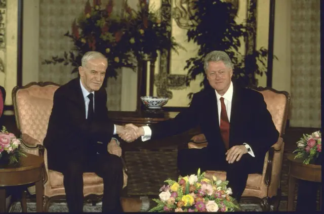 Hafiz Esad ve Bill Clinton el sıkışıyor