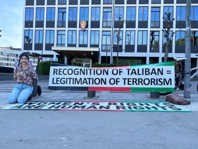 اعتراض تک نفره فعال حقوق زنان در اسلو