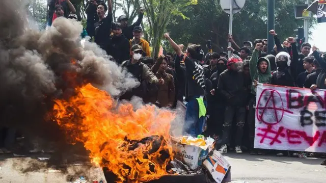 Massa dari Aliansi Balikpapan Bergerak membakar ban bekas saat unjuk rasa di depan Kantor DPRD Kota Balikpapan, Kalimantan Timur, Senin (1/9/2025).