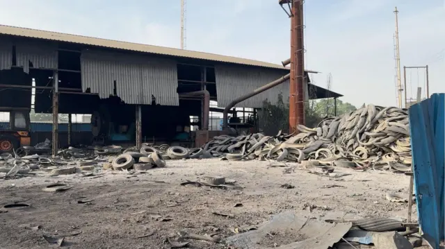 शेडमध्ये बॉयलर आणि ज्वलनशील टायर्सचा खच