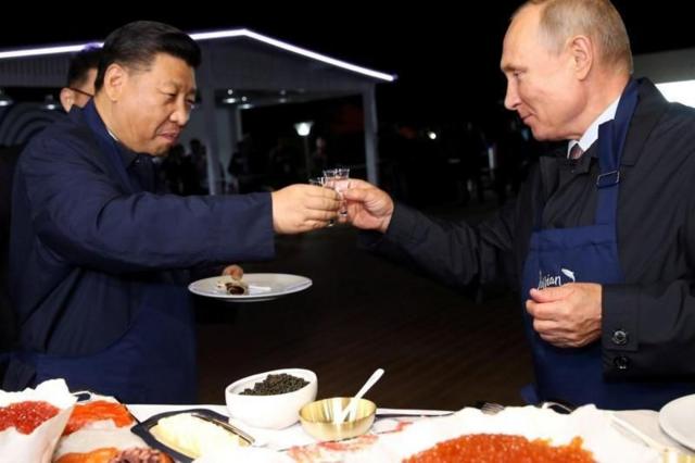 Путін та Сі - "дорогі друзі". Тут вони випивають у Владивостоці у 2018 році