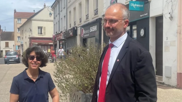 Ứng viên Matthieu Hillaire (bìa phải) của the New Popular Front đang chạy đua với đảng RN ở khu vực Essonne phía nam Paris