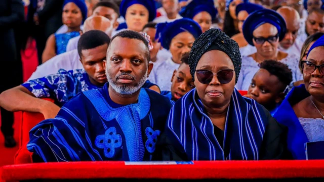 Wife of late Akeredolu with im son for church during di burial service