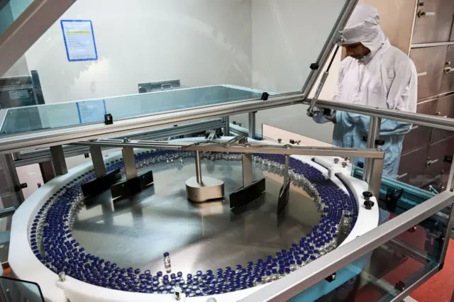 مصنع في الهند يصنع لقاح أوكسفورد الواقي من الملاريا والذي سيوزع في قارة أفريقيا خلال الأشهر القادمة هذا العام.