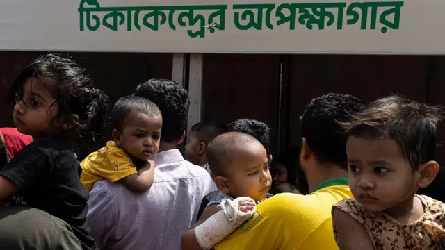 বাংলাদেশে শিশুদের টিকা দেওয়ার কর্মসূচি চলছে