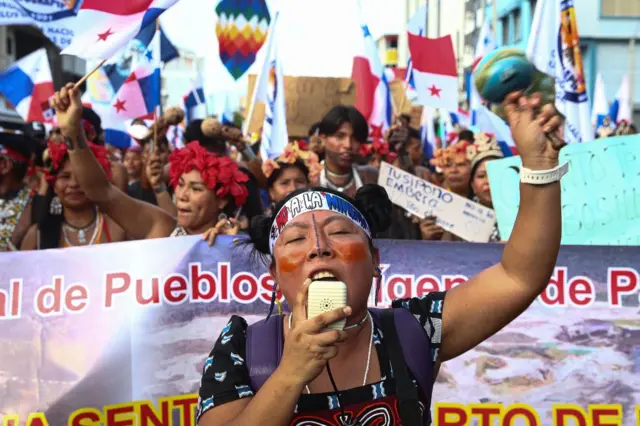 Activistas medioambientales protestan contra la mina.