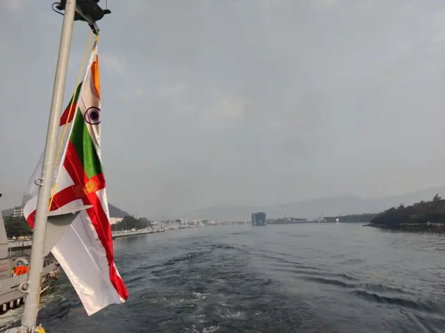 విశాఖ పోర్టులోకి నౌకలు రాకపోకలు సాగించే ప్రవేశం ద్వారం