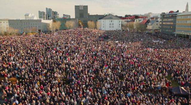 Multidão de mulheres em manifestação de 2023, em Reikiavik