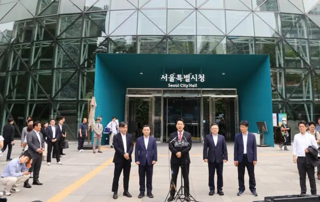 오세훈 국민의힘 서울시장 당선인이 4일 서울시청에서 시민들에게 감사 인사를 전하고 있다