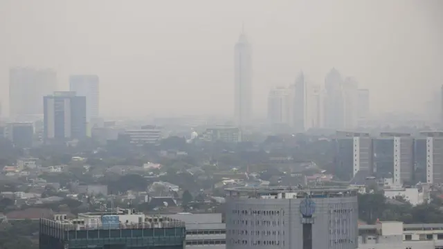 Pemandangan ibu kota Jakarta yang diselimuti asap polusi