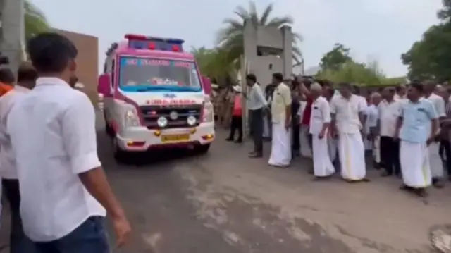 বিস্ফোরণস্থলের বাইরে জনতার ভিড়। অ্যাম্বুলেন্সে করে আহতদের নিয়ে যাওয়া হচ্ছে